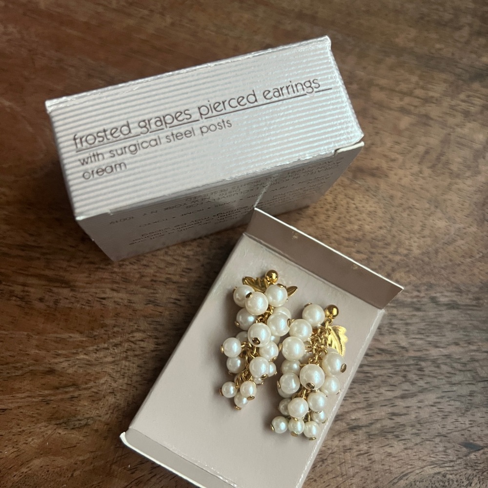 Vintage Avon Gold Tone Pearl Frosted Grapes Pierced Earrings
